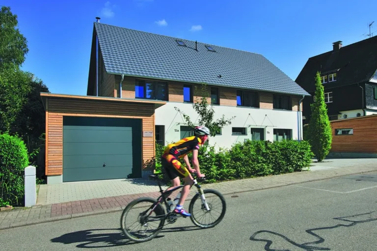 Hormann Berry kanteldeur bij een woning met houten garageaanbouw