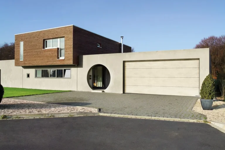 Lichte sectionaaldeur bij een moderne woning met carport