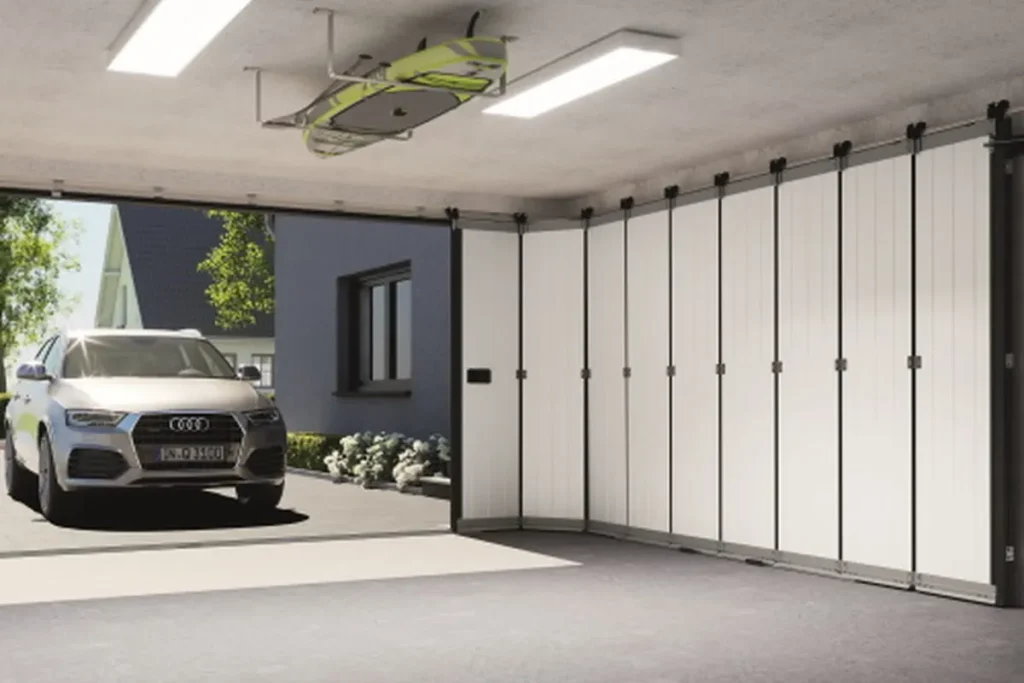 Geopende zijdelingse sectionaaldeur gezien vanuit de garage